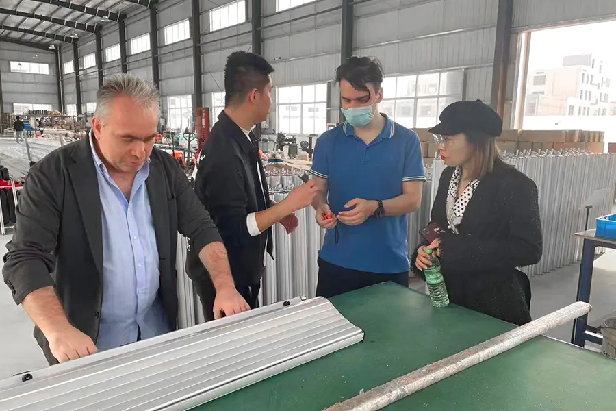 Kunde besucht die Fabrik