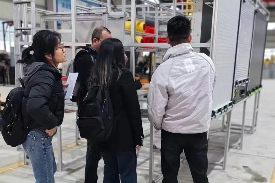 Kunde besucht die Fabrik